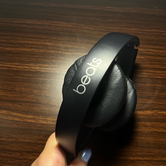 Beats Solo 3 and case - Picture 3 of 7